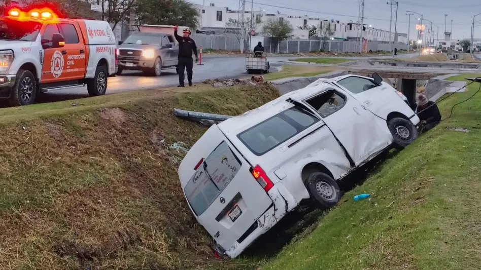 Conductor de transporte se volcó sobre canal pluvial en Salinas Victoria