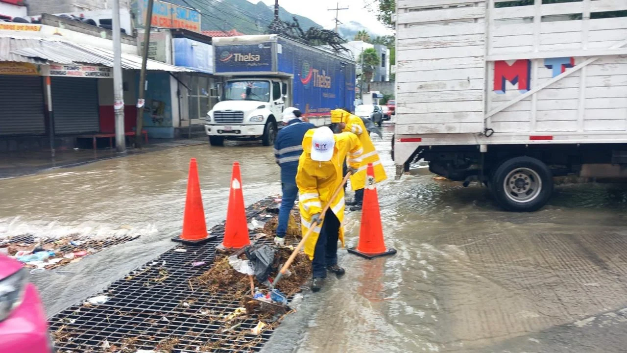 Realizan limpieza en desagüe pluvial en Monterrey