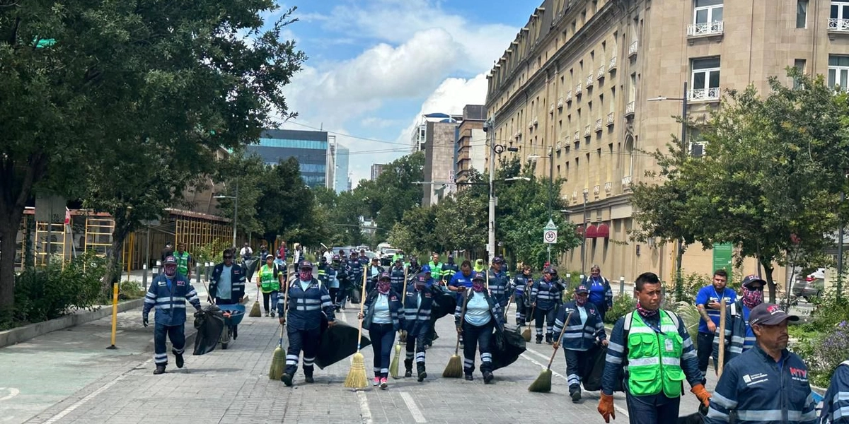 Recolectan más de 12 toneladas de basura al término del Desfile de Independencia en Monterrey