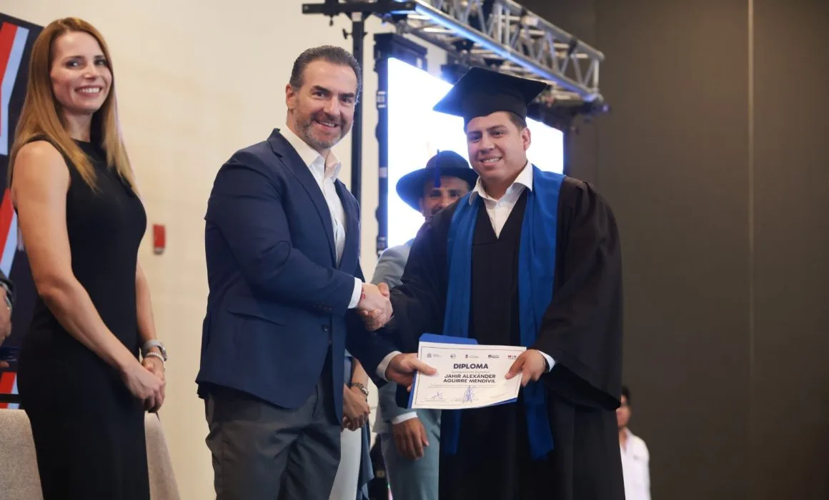 Se gradúa la segunda generación de Prepa Regia
