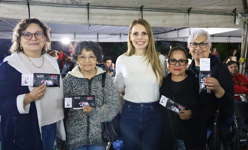 Entregan 8 mil lentes gratuitos en jornada de salud visual en Monterrey
